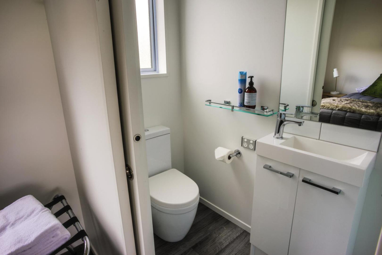 Bathroom 4, The Kaka Point Motels, Clutha
