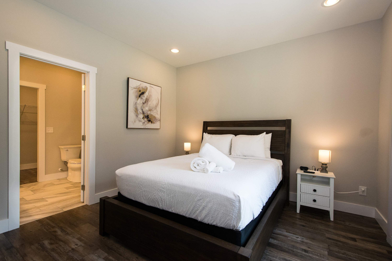 Room 2, Modern Upper Retreat w Free Tix Deck 2 Suites, Henderson