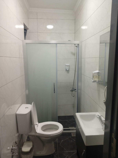 Bathroom 5, Rose Otel, Ezine