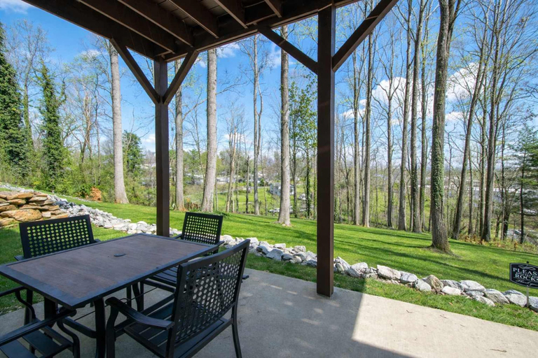 Room 2, Hendersonville Duplex Sleeps 8 Free Tix, Henderson