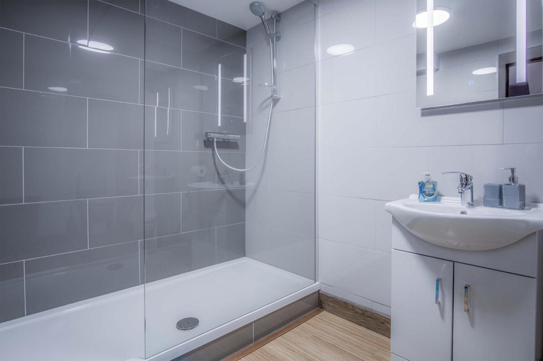 Bathroom 3, Haylands Hideaway - 1 Bedroom - Jameston, Pembrokeshire