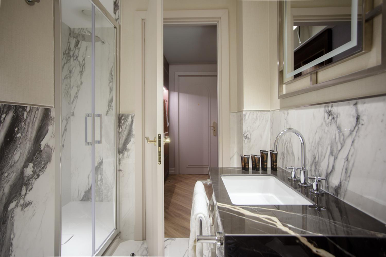 Bathroom 4, Hotel Mondial, Rome