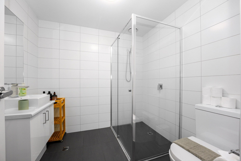 Bathroom 2, Two Bedroom Retreat Opposite Victoria Park, Melbourne