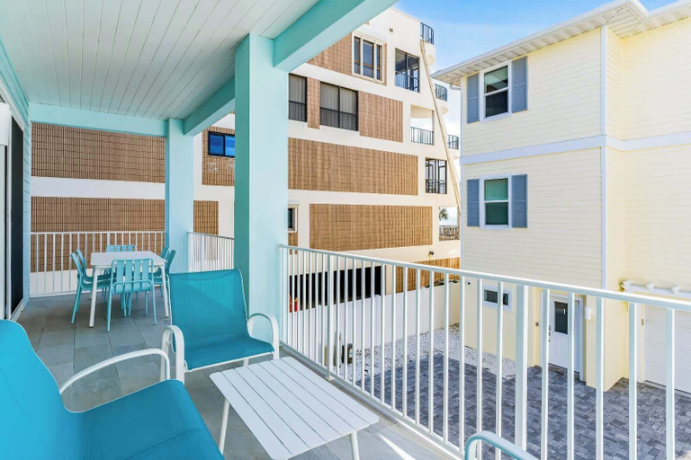 Room 4, 4B Balcony Beachfront Access to Indian Rocks Beach, Pinellas