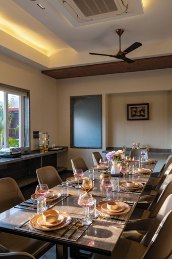 Dining 3, Mountain Creek 7BHK Villa by ELIVAAS, Udaipur