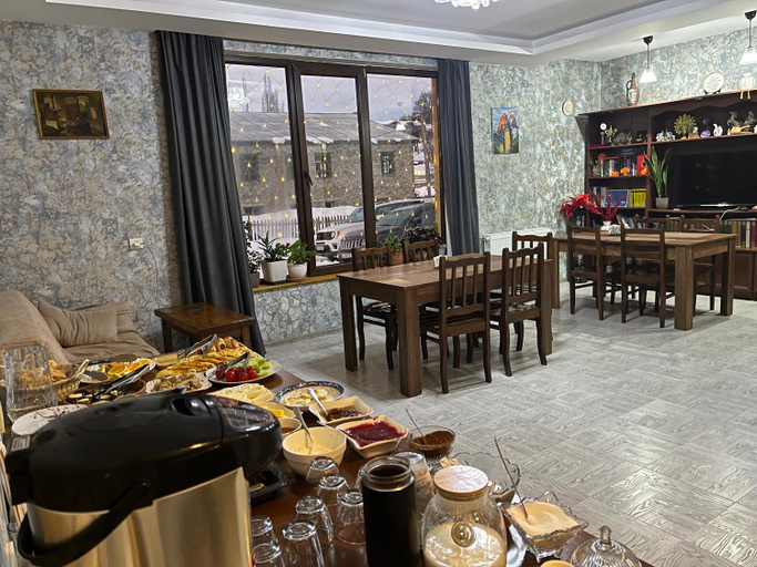 Food & Drinks 4, Ninama, Mestia