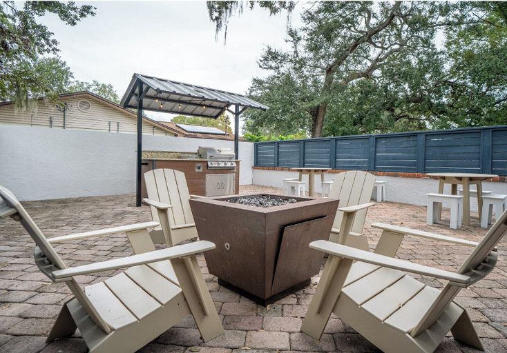 BBQ/picnic area 4, Landing Apartments near Port Tampa City, Hillsborough