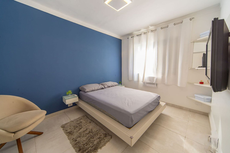 Room 2, Apto com Churrasqueira e Vaga a 200m da Praia, Guarujá