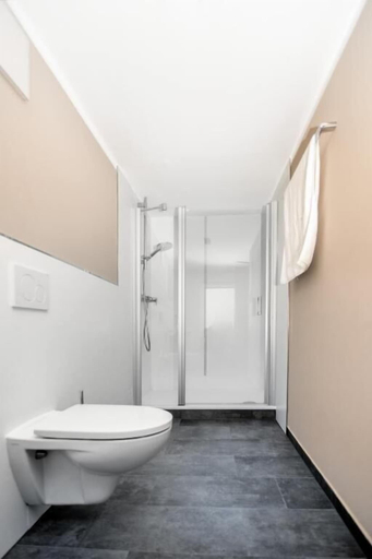Bathroom 4, H M Boarding Houses, Nürnberger Land