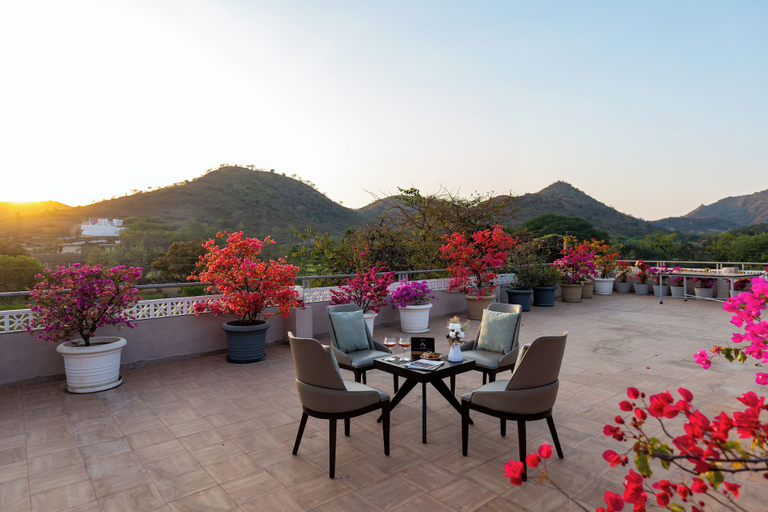 Outdoor dining 5, Mountain Creek 7BHK Villa by ELIVAAS, Udaipur
