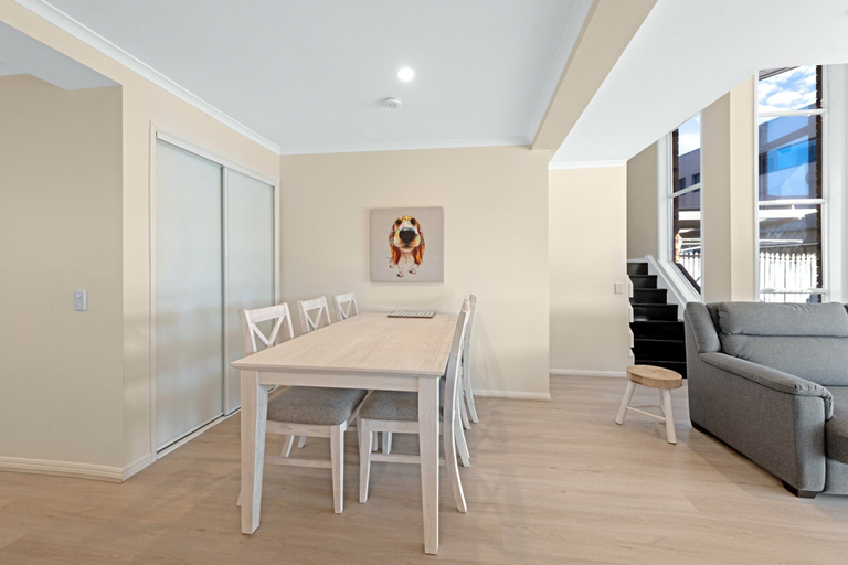 Living room 5, Family Friendly 2 Bed Flat With Balcony, Maroochy - Mooloolaba