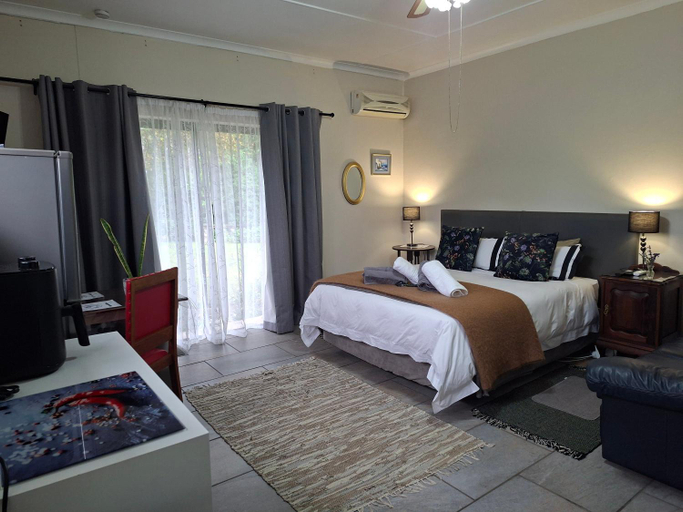 Bedroom 3, 1-On-Scott Garden Suites, Cacadu