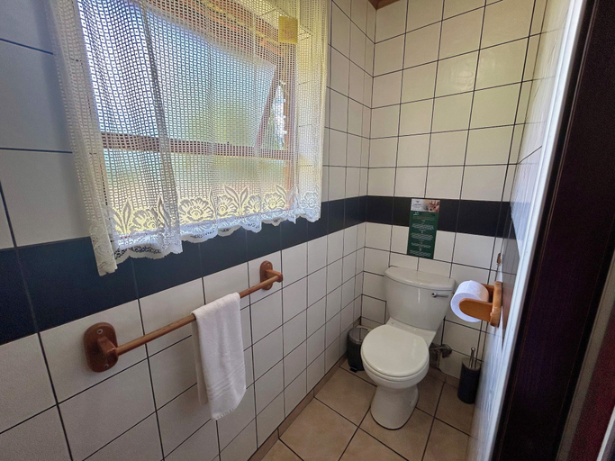 Bathroom 4, Airport Bird & Game Lodge, Ekurhuleni