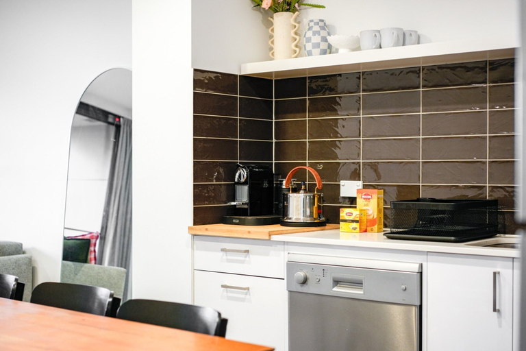Private kitchen 4, Two Bedroom Retreat Opposite Victoria Park, Melbourne