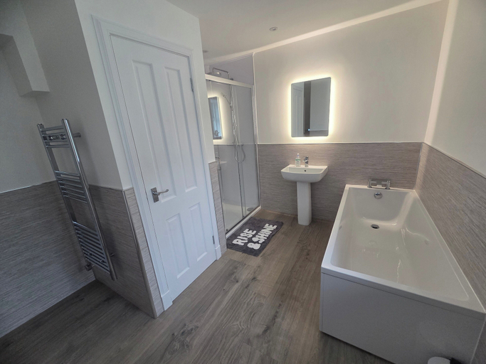 Bathroom 3, Farm Cottage at Foot Angus Glens, Angus