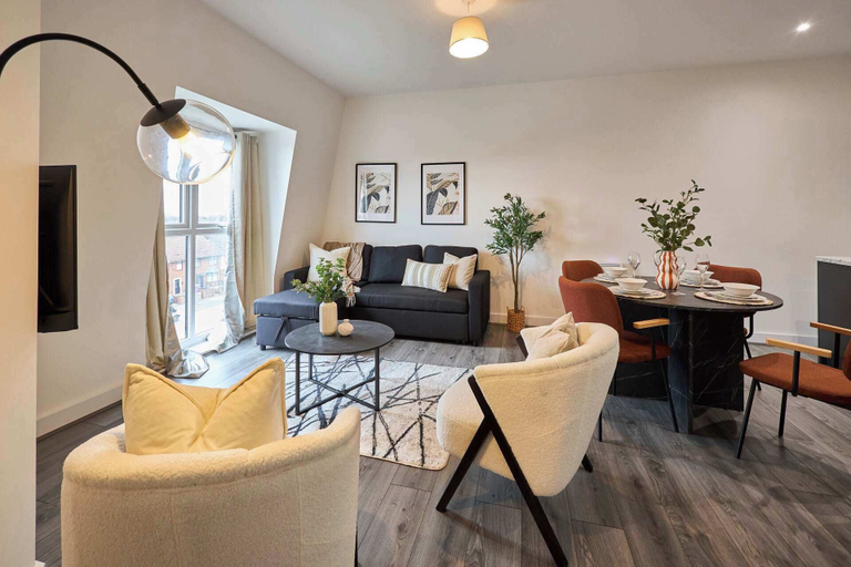 Room 2, Host Stay 18 Queens Court, Knowsley