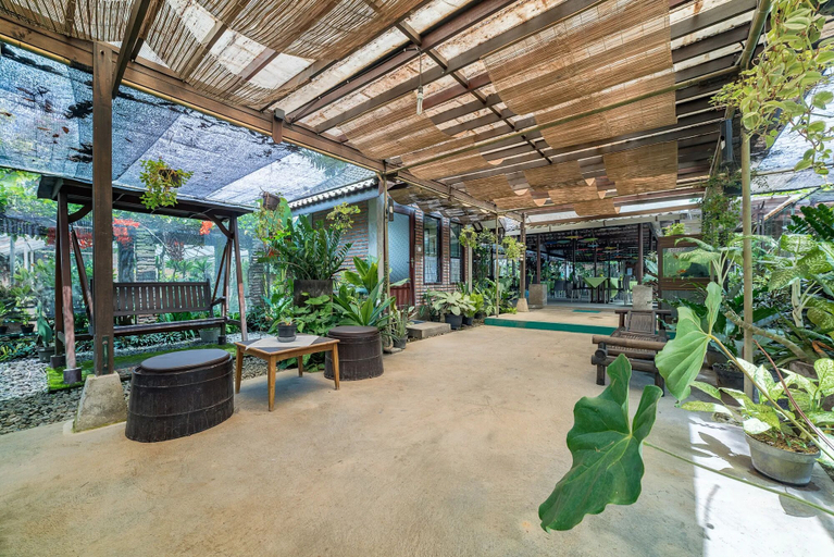Property grounds, Dedaunan Guesthouse, Malang