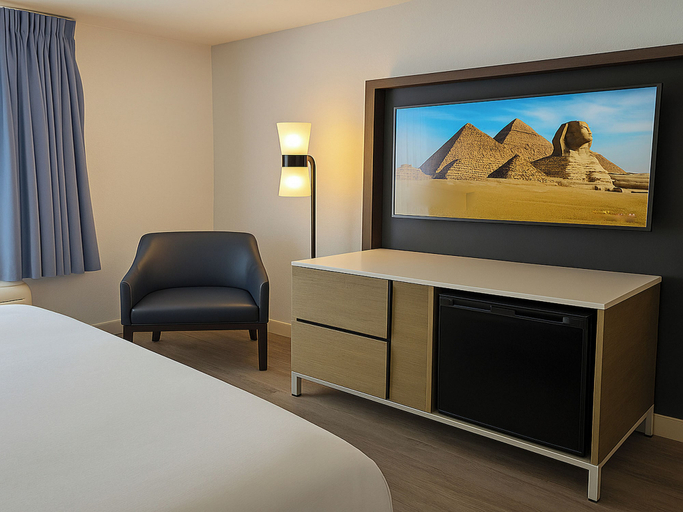 Bedroom 2, Rancho San Diego Inn & Suites, San Diego