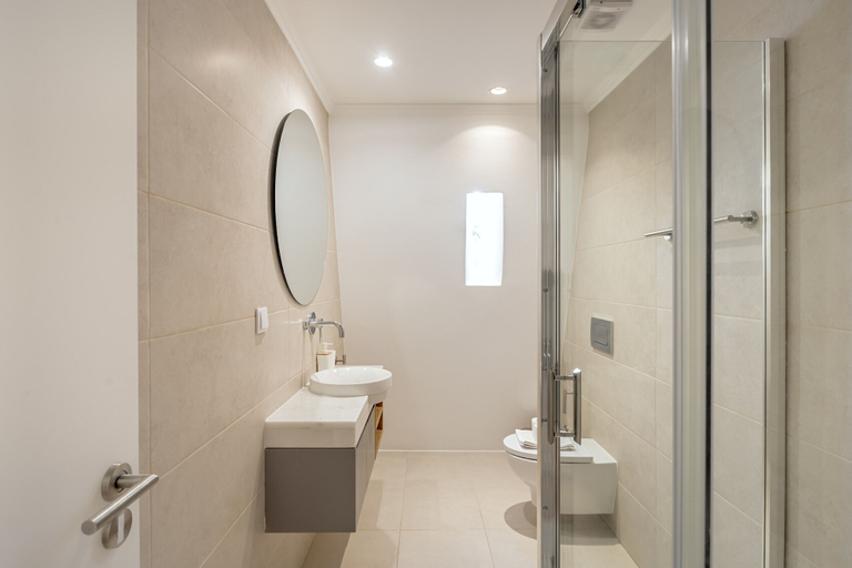 Bathroom, Bairro Alto Garden View II by Homing, Lisbon