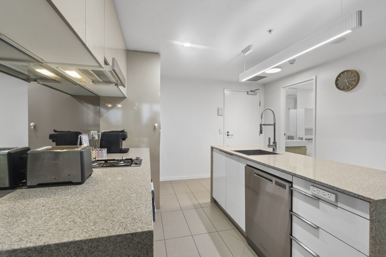 Private kitchen 2, Stylish Apartment With Balcony and Pool, Hamilton