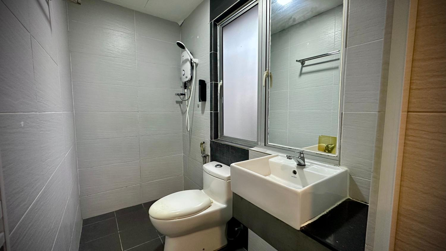 Bathroom 4, Swing & Pillows @ Sentul Titiwangsa, Kuala Lumpur