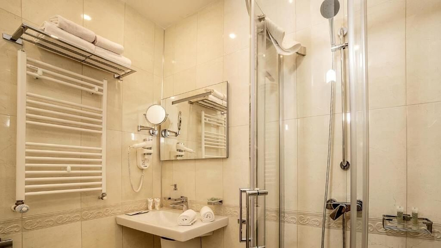 Bathroom 4, Porta Caucasuia, Kazbegi