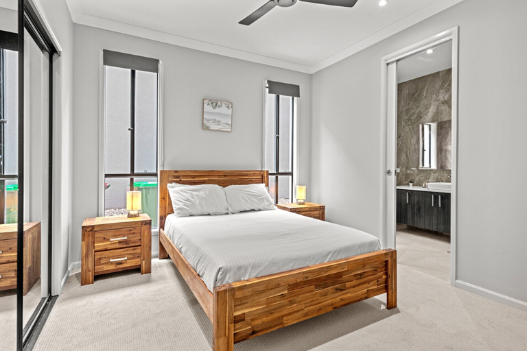 Room 3, Brand New Riverfront Home, Pool and Sunrise Views, Griffin-Mango Hill