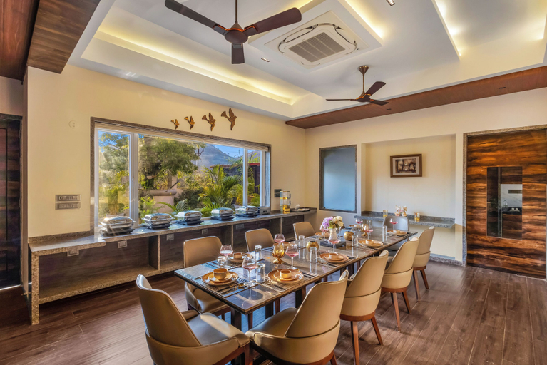 Dining 4, Mountain Creek 7BHK Villa by ELIVAAS, Udaipur
