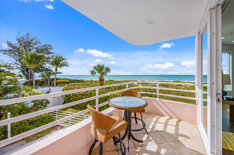 Room 5, 180 Degree Ocean Views Direct Access to Holmes Beach, Manatee