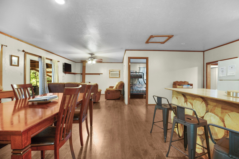 Food & Drinks, Ouachita River Haven, Montgomery