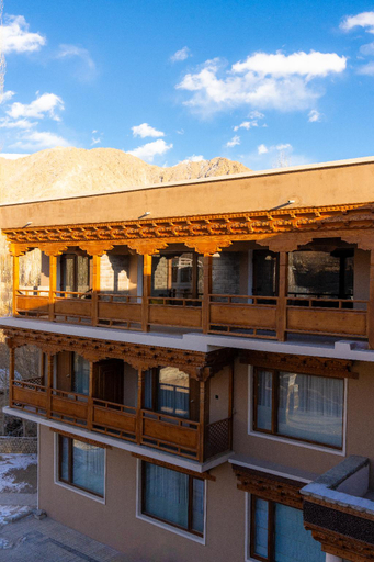 Exterior & Views