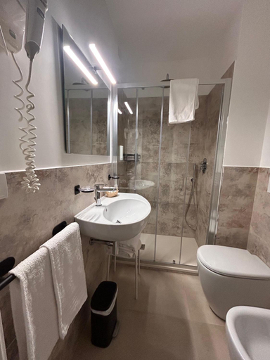 Bathroom 2, Hotel Al Capo, Savona