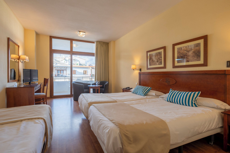 Bedroom 3, Leonardo Hotel Torremolinos Costa del Sol, Málaga