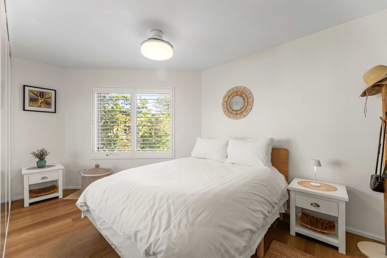 Room, South Cronulla Apt Steps to Surf & Ocean Pools, Sutherland Shire - East