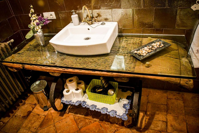 Bathroom 3, La Mora Cantana, Burgos