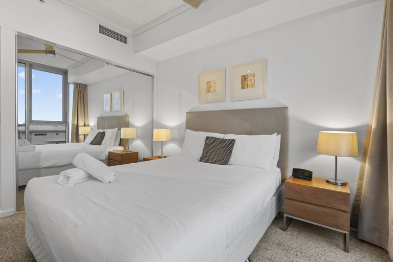 Room 5, Stylish Apartment With Balcony and Pool, Hamilton