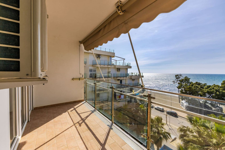 Room 3, Beachfront Apartment With Pool Access, Lezhës