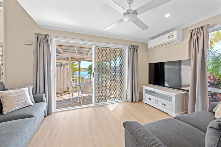 Living room 2, Family Friendly 2 Bed Flat With Balcony, Maroochy - Mooloolaba