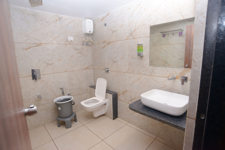 Bathroom, hotel lee gold, Anand