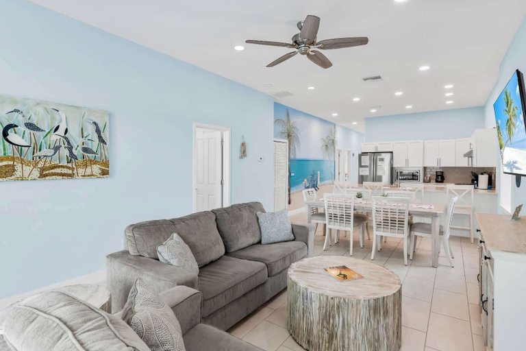Room 5, 4B Balcony Beachfront Access to Indian Rocks Beach, Pinellas