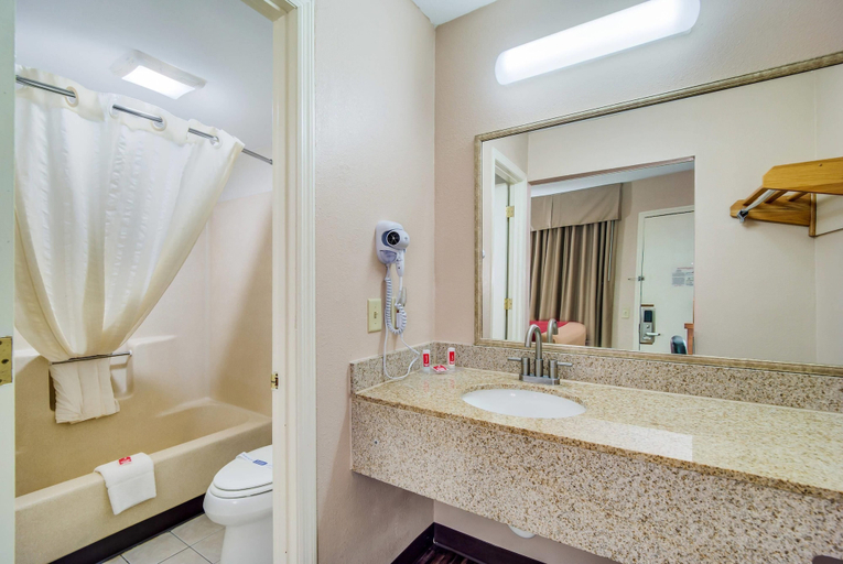 Bathroom 4, Econo Lodge Walterboro I-95, Colleton