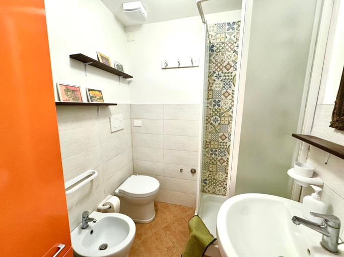 Bathroom 2, AlbaChiara Guesthouse, Catania