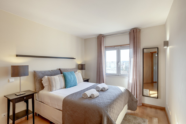 Room 5, Olaias Modern W/ Garage by Homing, Lisbon