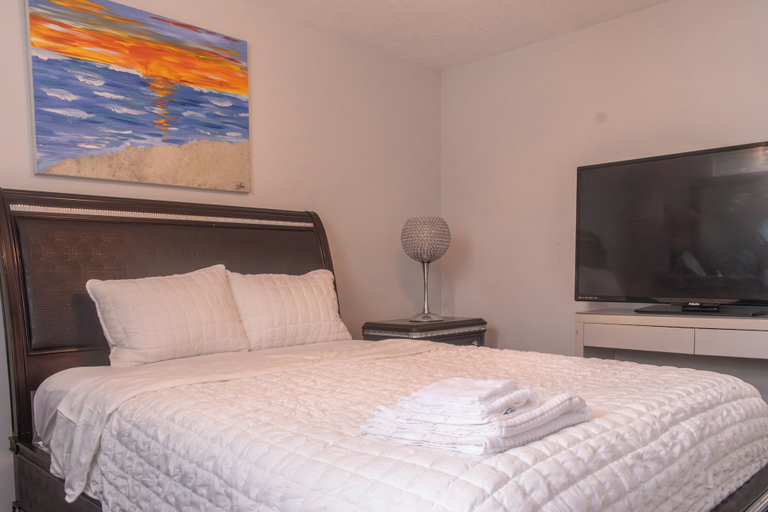 Room 1, Port St. Lucie Poolside Oasis, Saint Lucie