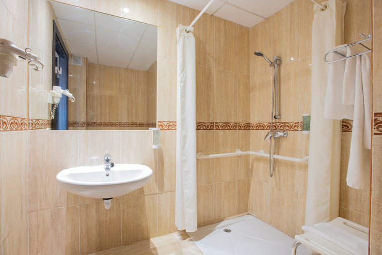 Bathroom 4, Leonardo Hotel Torremolinos Costa del Sol, Málaga
