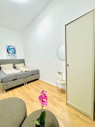 Room 3, Stylish 9BR Apartment for 18 Guests, Wien