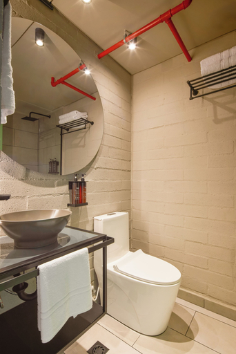 Bathroom 4, Urbit Social Lofts, Medellín