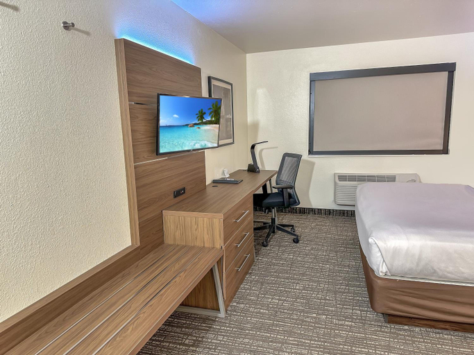 Bedroom 3, Estherville Hot​​el & Suites, Emmet