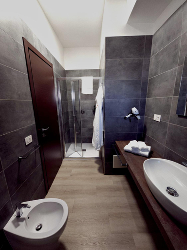 Bathroom 3, Piol Guest House, Rome