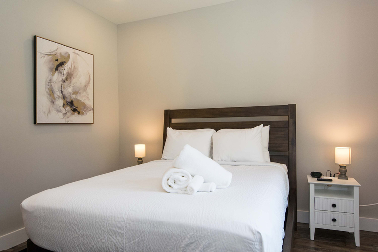 Room 4, Modern Upper Retreat w Free Tix Deck 2 Suites, Henderson